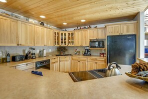 Family House, 3 Bedrooms | Private kitchen | Fridge, microwave, oven, stovetop
