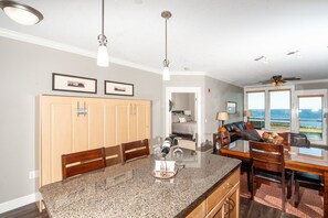 公寓客房, 2 間臥室, 海景, 海濱 | 客廳 | 平面電視、壁爐、DVD 播放機