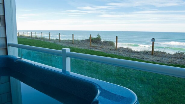 Ein Balkon mit Blick auf Strand und Meer.