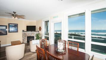 Condo, 2 Bedrooms, Ocean View, Beachfront | In-room dining