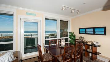 Condo, 2 Bedrooms, Ocean View, Beachfront | In-room dining