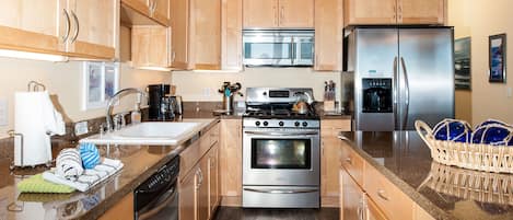 Appartamento, 2 camere da letto, vista oceano, di fronte alla spiaggia | Cucina privata | Frigorifero, microonde, forno, piano cottura