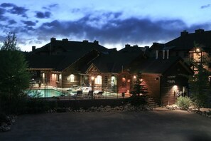 Casa familiar, 1 habitación | Vista frontal de la propiedad por la tarde o noche