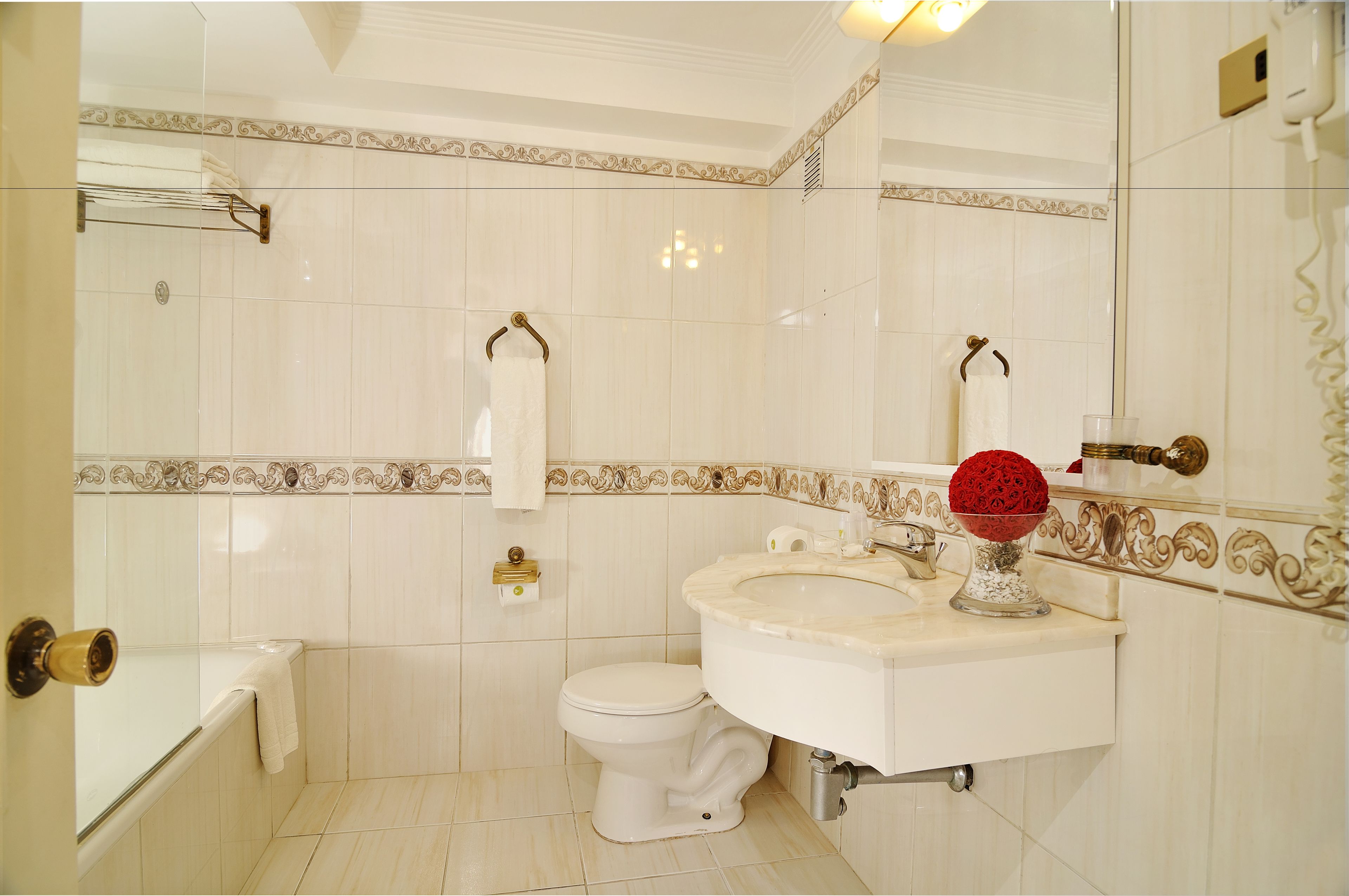 Een badkamer met toilet, wastafel en bad.