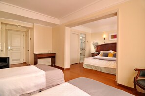 Minibar, caja de seguridad en la habitación, wifi gratis y ropa de cama 