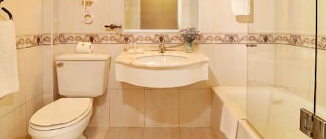 Ein Badezimmer mit Toilette, Waschbecken und Badewanne.