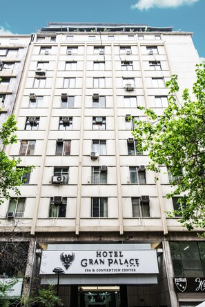 A multi-story building with a sign for "Hotel Gran Palace SPA & CONVENTION CENTER". - Hotel Gran Palace (Santiago)