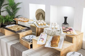 Free daily buffet breakfast - Hotel Gran Palace (Santiago)
