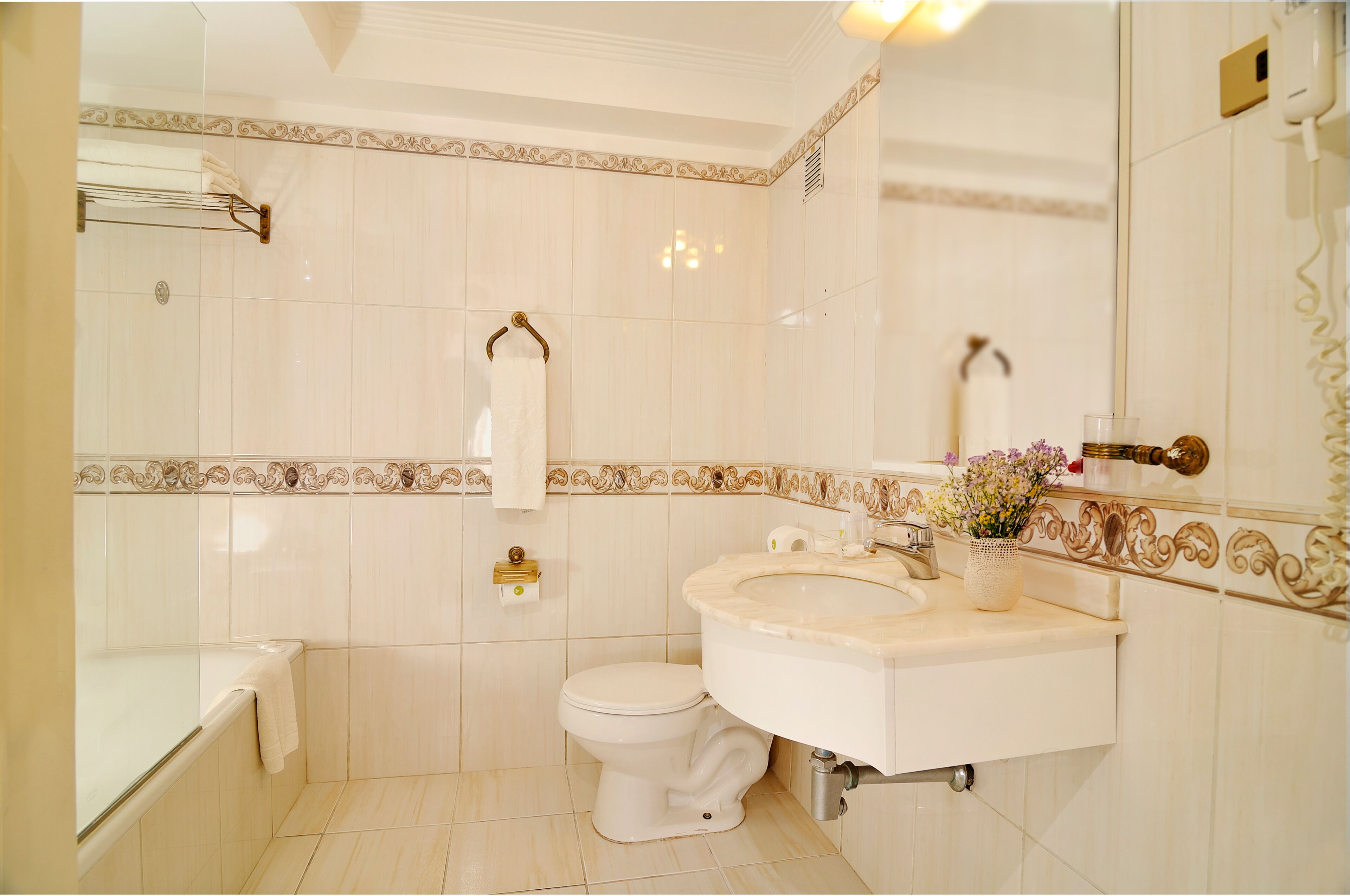 Un baño con bañera, inodoro y lavamanos.