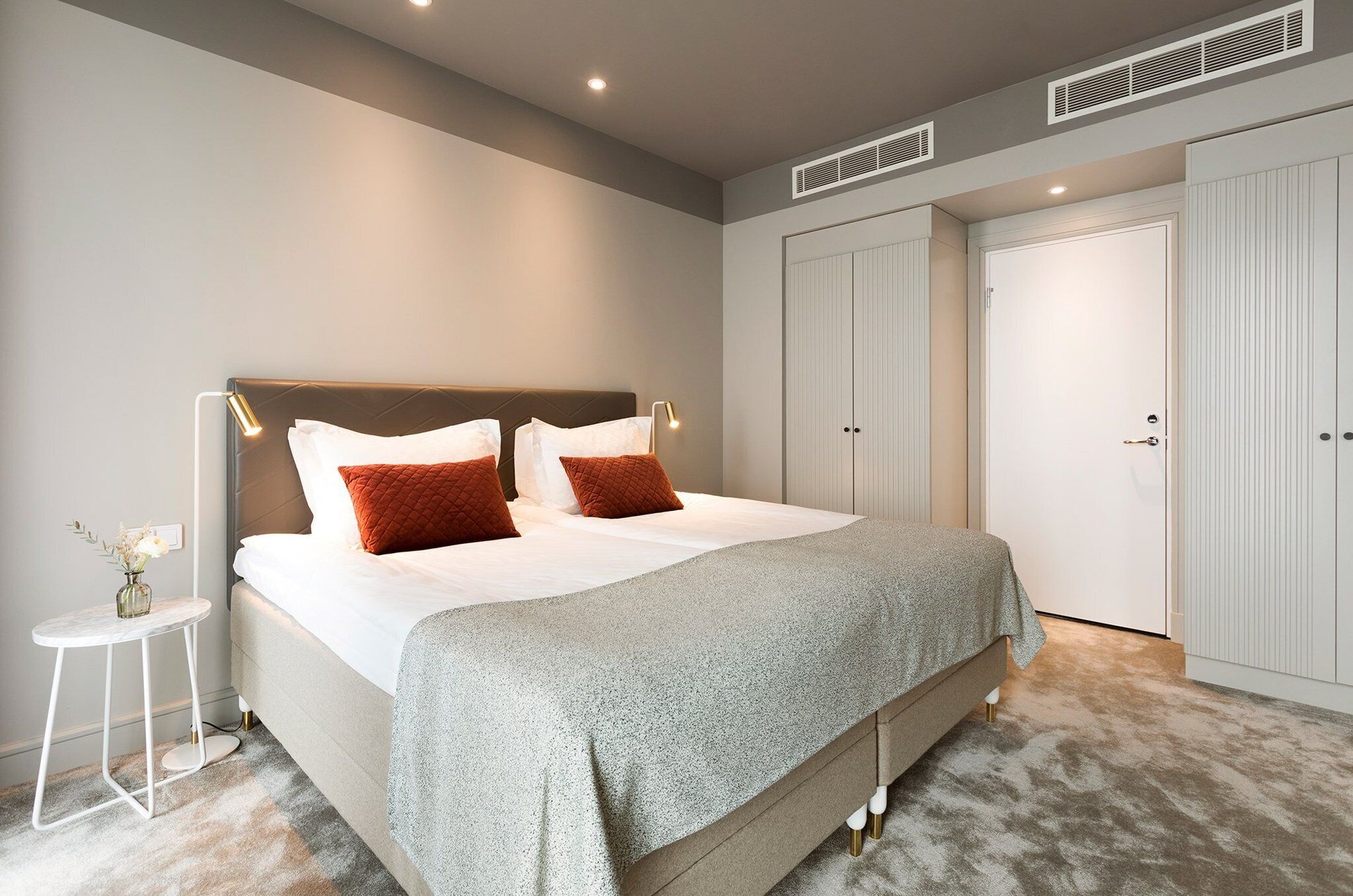 Minibar, coffres-forts dans les chambres, bureau
