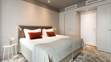 Minibar, coffres-forts dans les chambres, bureau