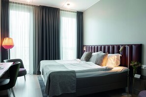 Habitación doble superior | Minibar, caja de seguridad en la habitación y escritorio 
