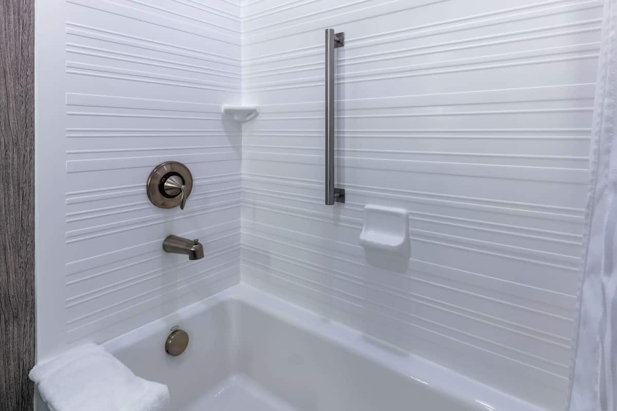 free toiletries, towels