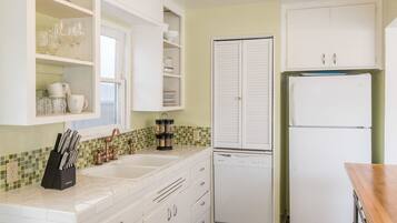 Cottage, 3 Bedrooms, Kitchen | Private kitchen | Full-size fridge, microwave, oven, stovetop