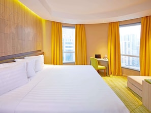 Standard Room, 1 Katil Kelamin (Double) | Bar mini, peti besi dalam bilik, meja, kalis bunyi 