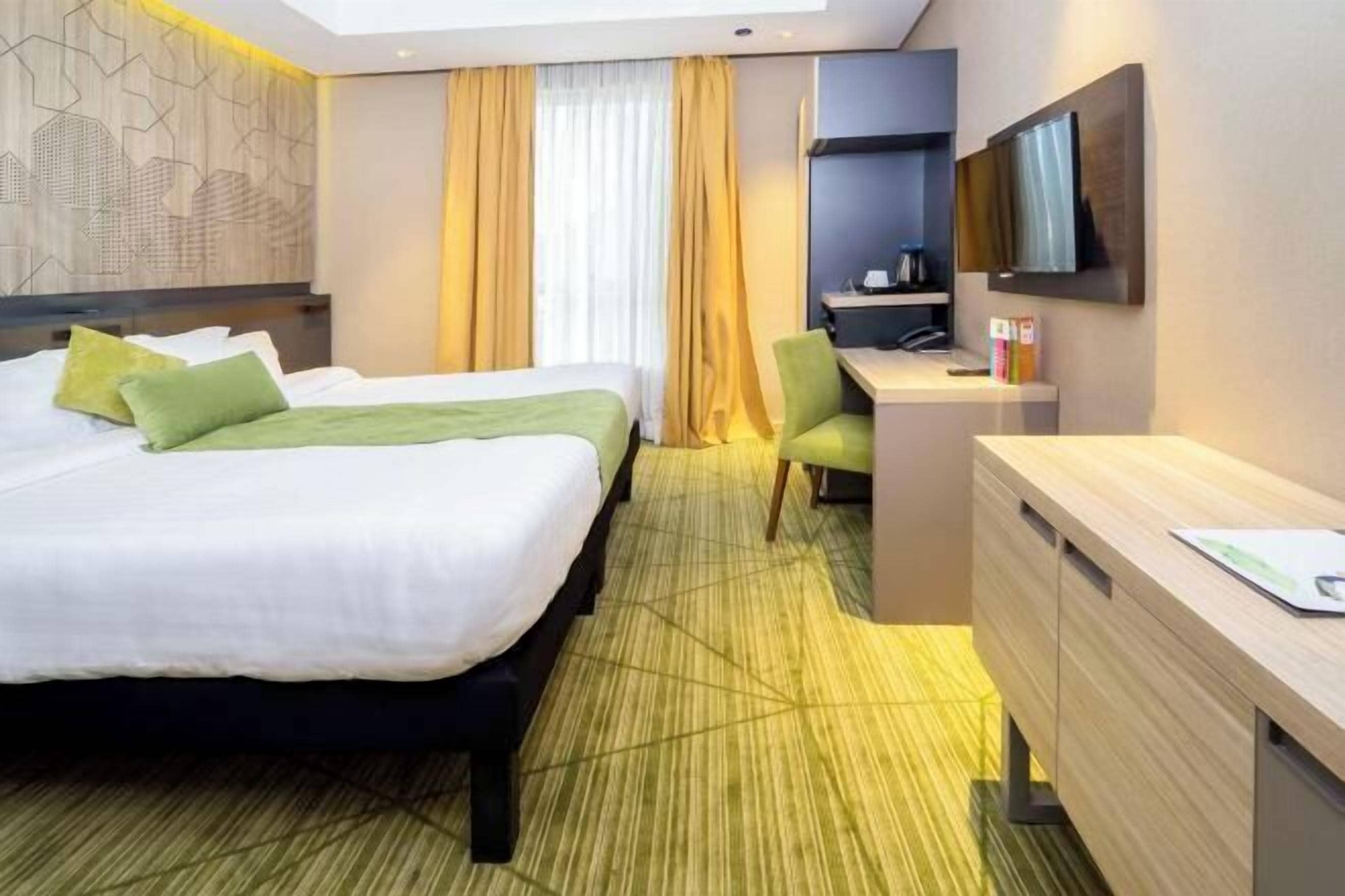 迷你吧、客房内保险箱、办公桌、隔音