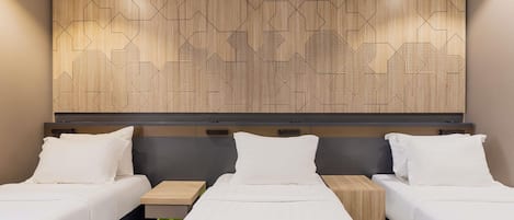 Standaard kamer, 3 eenpersoonsbedden | Een minibar, een kluis op de kamer, een bureau, geluiddichte muren