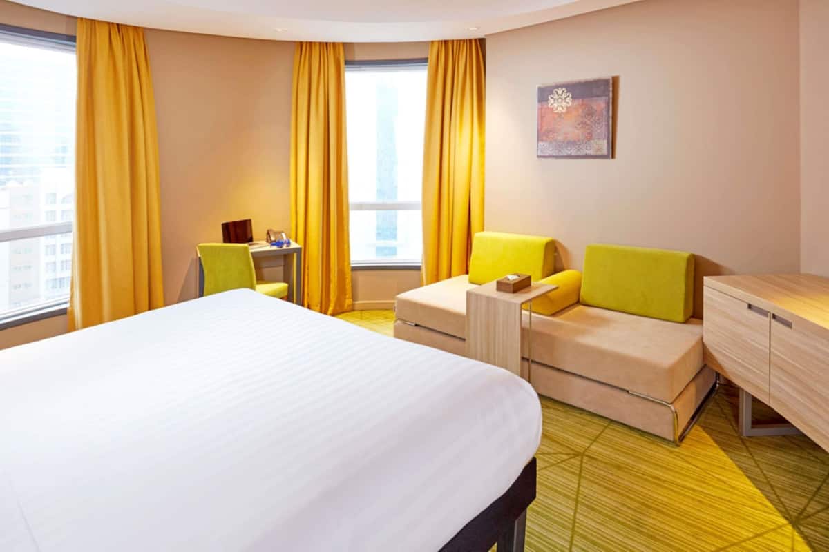 Standard Room, 1 Double Bed | Minibar, in-room safe, desk, soundproofing