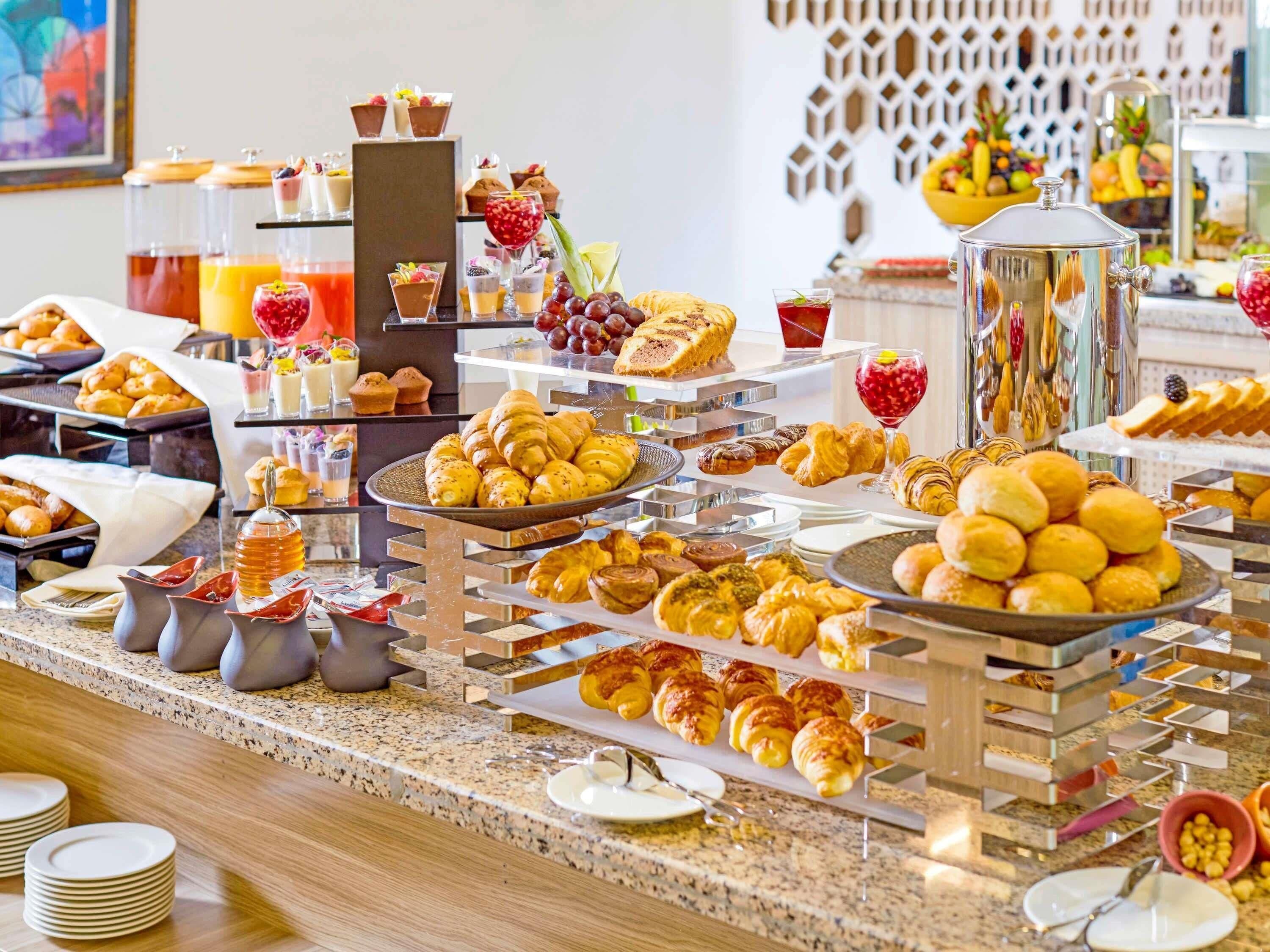 Dagelijks ontbijtbuffet (SAR 40 per persoon)