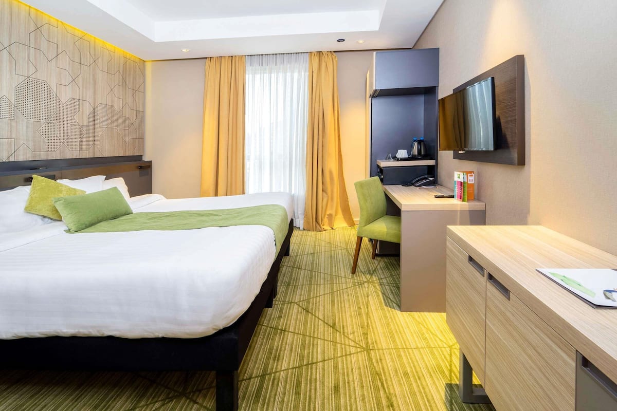 Standard Room, 1 Double Bed | Minibar, in-room safe, desk, soundproofing