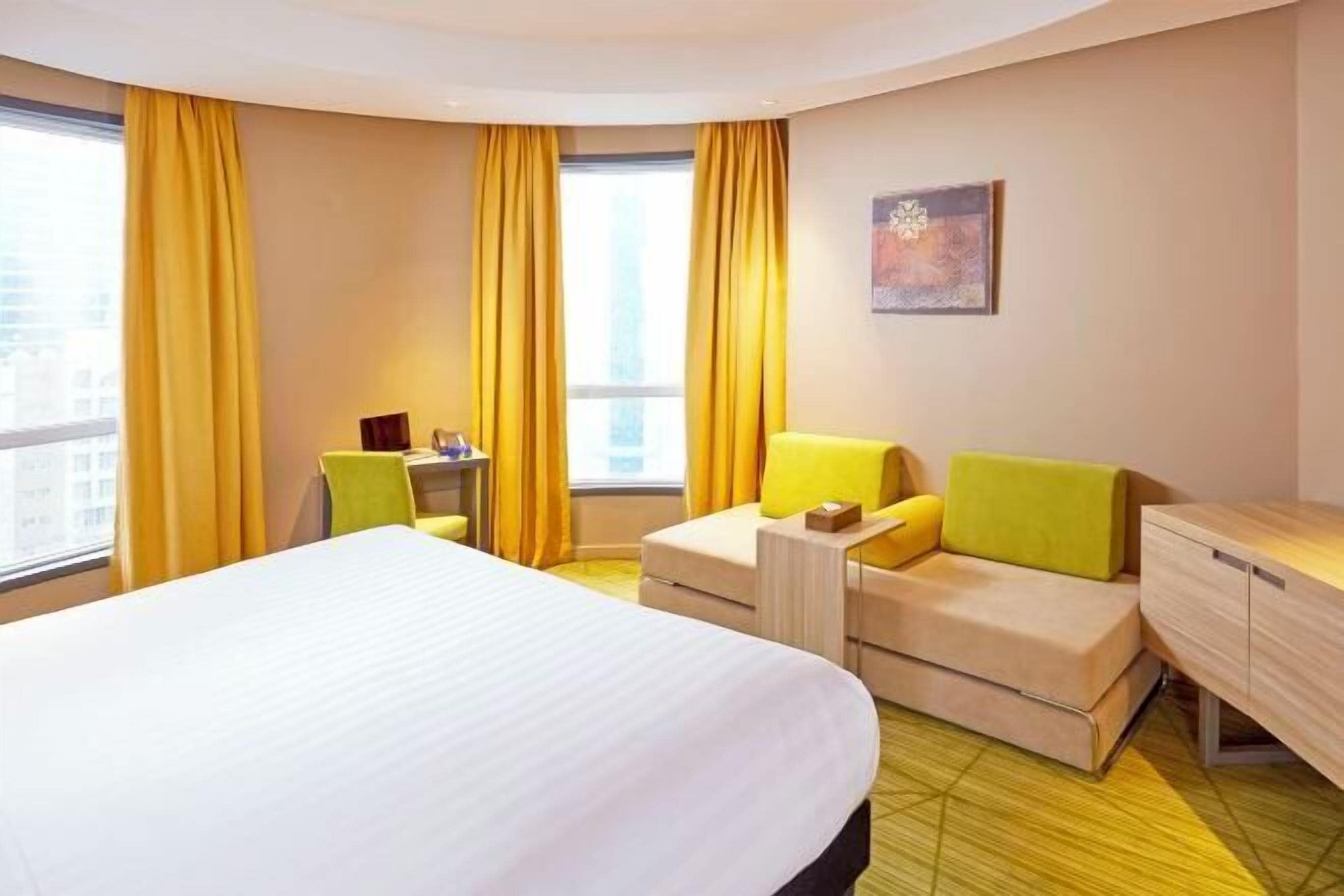 迷你吧、客房内保险箱、办公桌、隔音