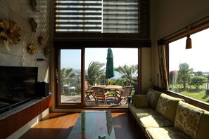 50-英寸纯平电视 (配备有线频道)、LED 电视