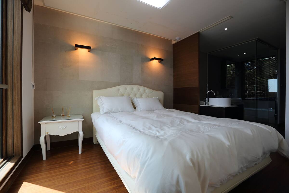 3 habitaciones, ropa de cama de alta calidad, edredón y insonorización 