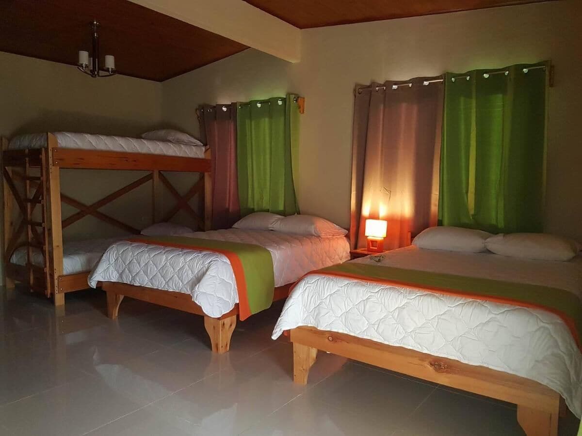 أغطية فراش متميزة وخزنة داخل الغرفة وواي فاي مجانًا وملاءات أسرّة