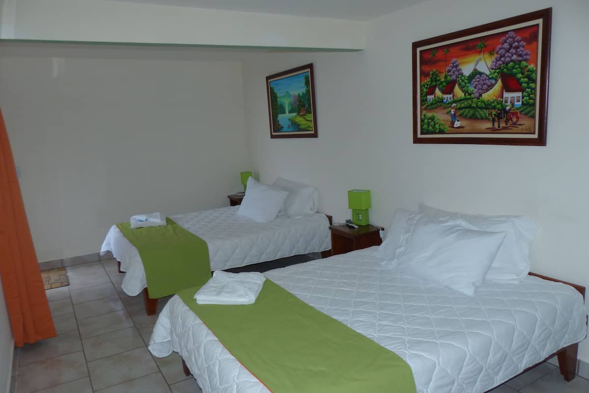 Ropa de cama de alta calidad y caja de seguridad en la habitación