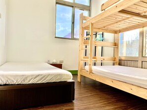 Escritorio, espacio para trabajar con laptop y cortinas blackout 