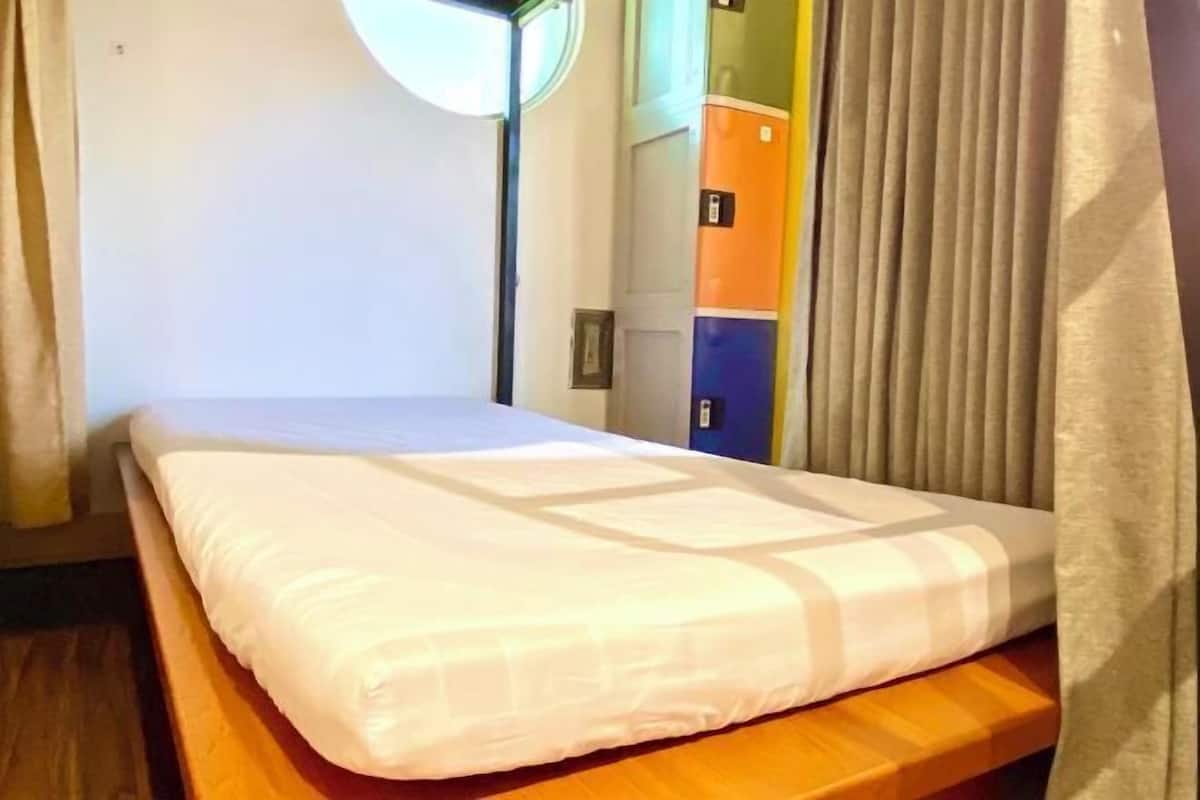 1 slaapkamer, een bureau, een laptopwerkplek, verduisterende gordijnen