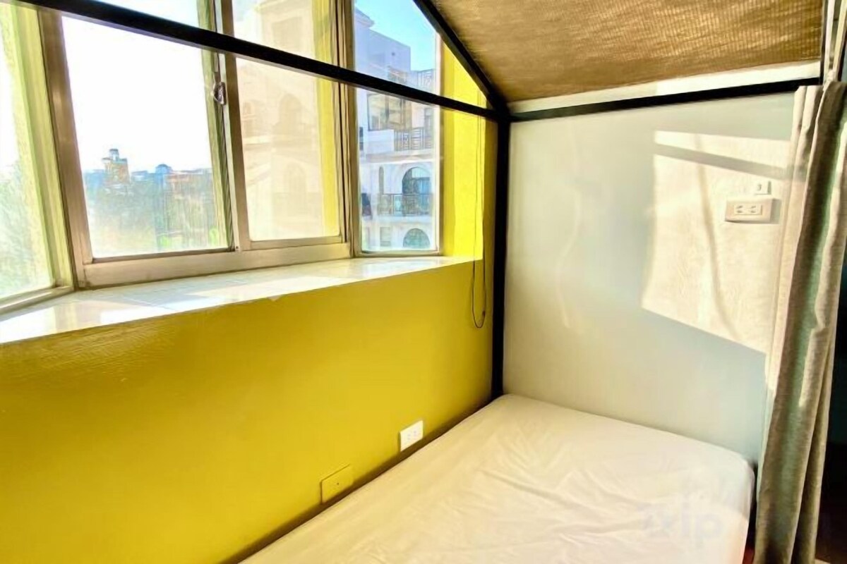 Escritorio, espacio para trabajar con laptop y cortinas blackout 