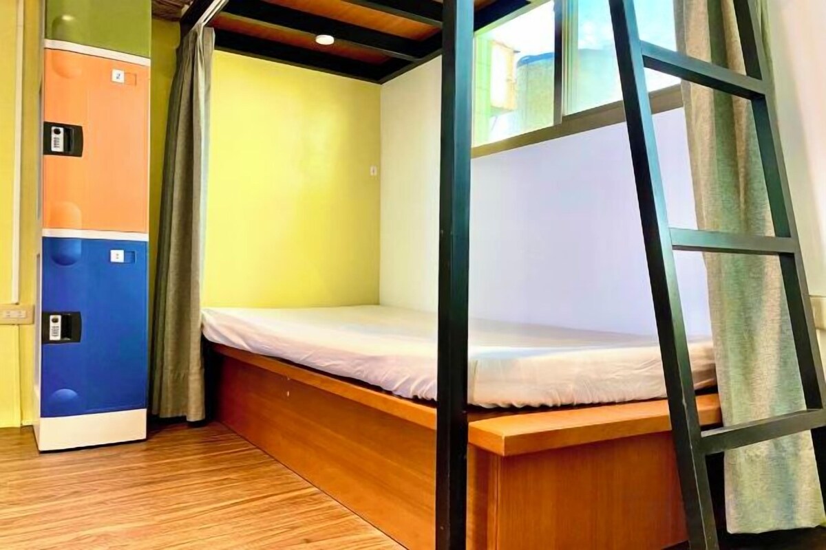 Escritorio, espacio para trabajar con laptop y cortinas blackout 
