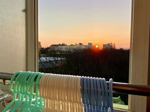 Työpöytä, kannettavalle tietokoneelle sopiva työtila, pimennysverhot