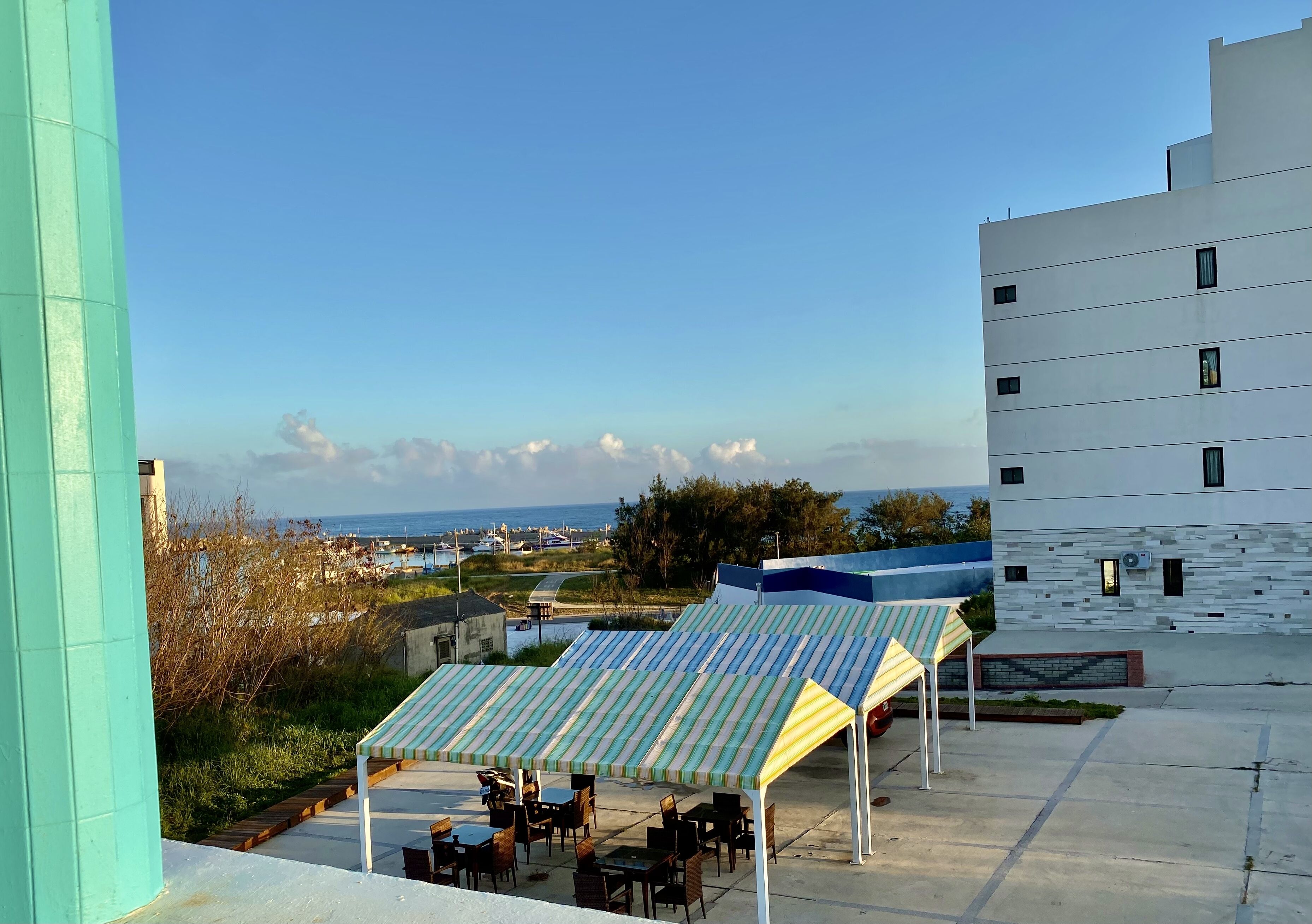 Escritorio, espacio para trabajar con laptop y cortinas blackout 