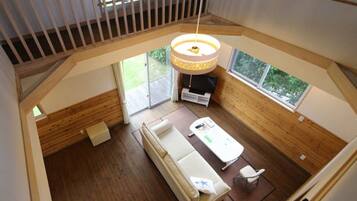 Room, 3 Bedrooms | Living room | Flat-screen TV