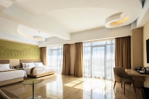 Suite familiare | Minibar, una cassaforte in camera, una scrivania, tende oscuranti
