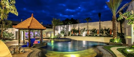 Kolam renang outdoor, dengan payung kolam renang dan kursi berjemur