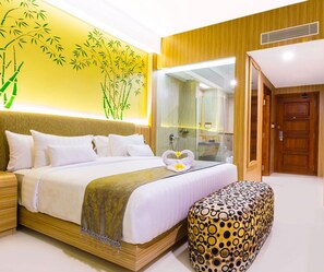 Minibar, in-room safe, desk, blackout drapes - KJ Hotel Yogyakarta (Yogyakarta)