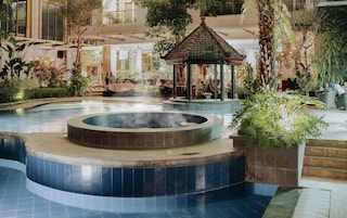 Piscina externa, guarda-sóis, espreguiçadeiras