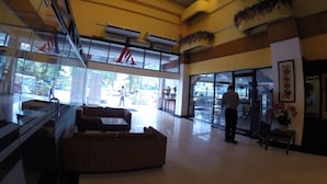 Lobby sitting area - Adamson Hotel Kuala Lumpur (Kuala Lumpur)