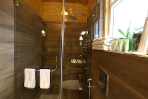 Douche, articles de toilette gratuits, sèche-cheveux