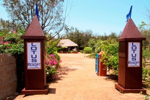 Pintu masuk properti