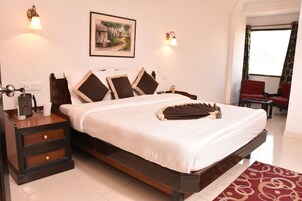 Premium bedding, minibar, desk, iron/ironing board