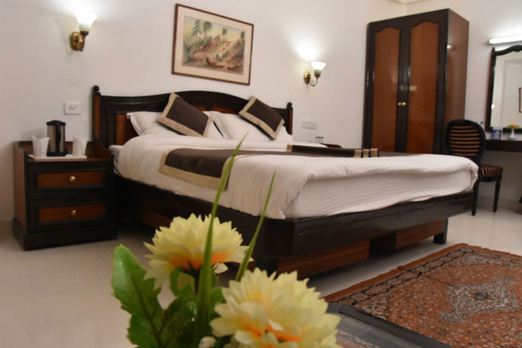 Peralatan tempat tidur premium, bar mini, meja, seterika/papan seterika 