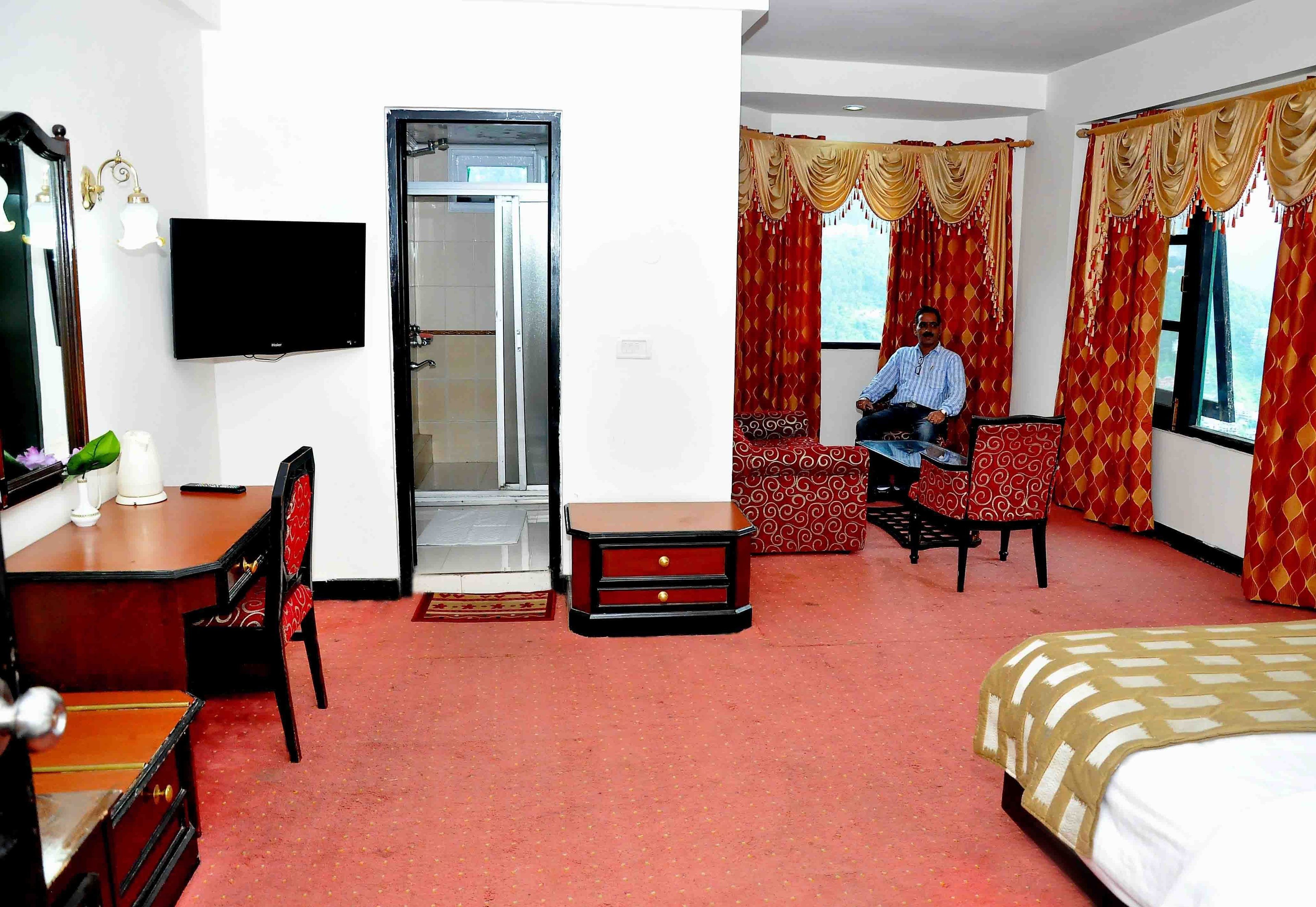 Deluxe Room | Living area | Flat-screen TV, fireplace