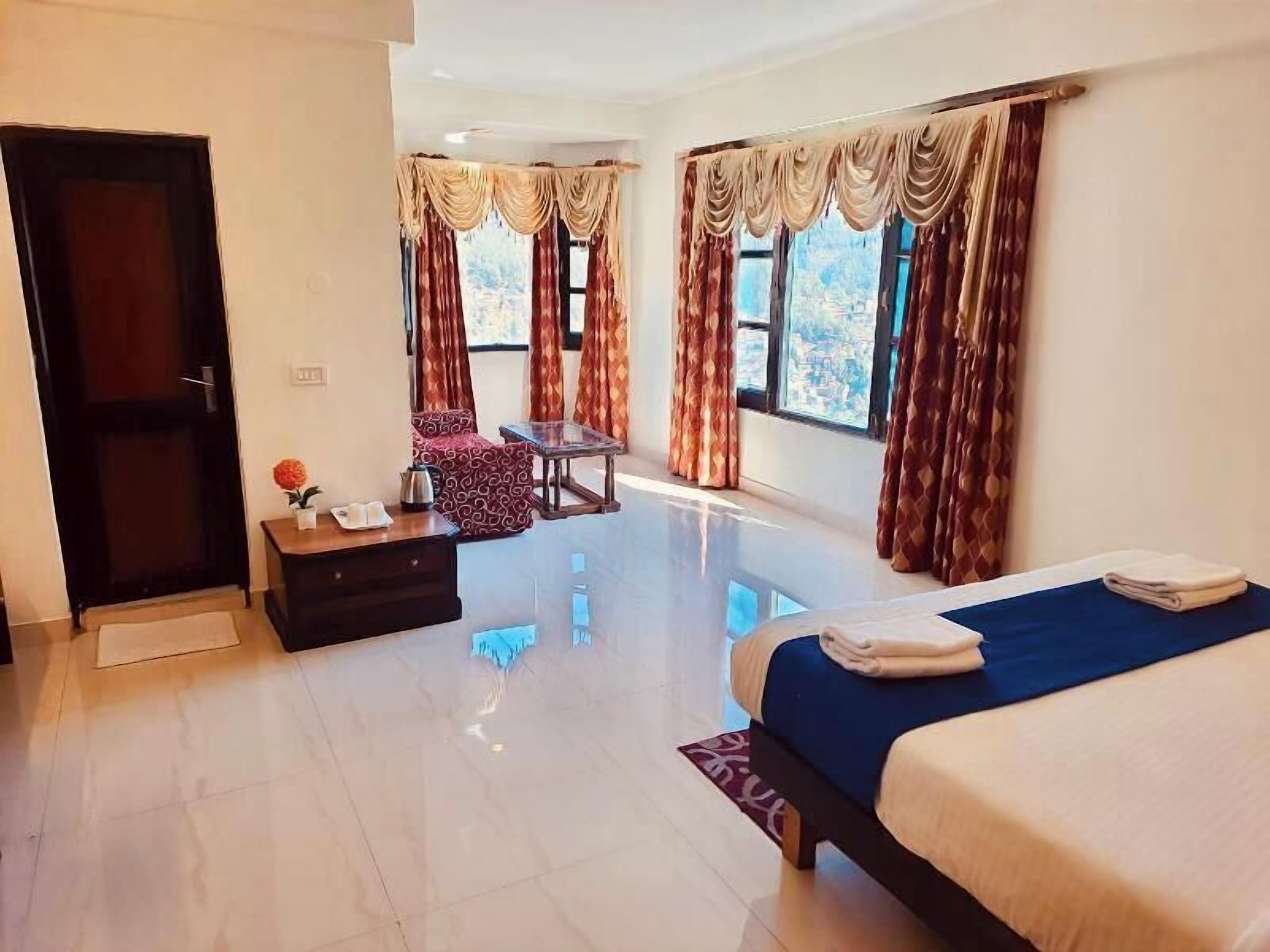 Peralatan tempat tidur premium, bar mini, meja, seterika/papan seterika 