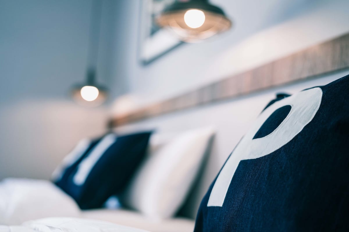 Kaliteli yatak takımı, odada kasa, ayrı ayrı dekore edilmiş