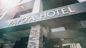 The exterior of Papa'a Hotel with a prominent sign and a brick pillar. - Papo'a Hotel (Kaohsiung)