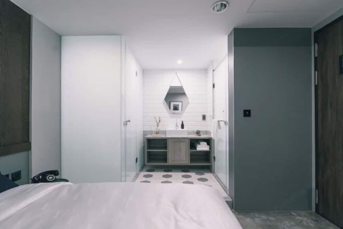 Premium bedding, in-room safe, individually decorated